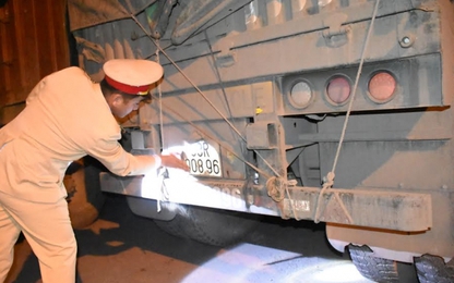 Ba đêm trắng canh tài xế “cố thủ” chống kiểm tra tải trọng