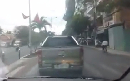 Tranh cãi clip xe Ford không nhường đường cho xe cấp cứu