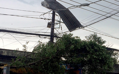 TP.HCM: Lốc xoáy làm hơn 60 căn nhà tốc mái