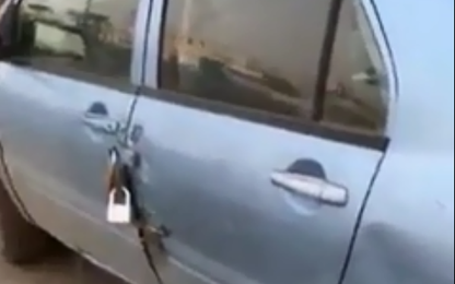 Tài xế khóa ôtô cẩn thận nhất thế giới