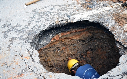 TP.HCM: Người dân hoảng hồn phát hiện "hố tử thần" sâu 2m