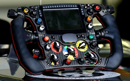 Choáng ngợp với vô lăng điều khiển xe Công thức 1