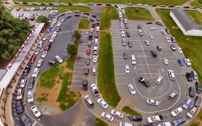 Cách người Mỹ xếp hàng chở con tới trường