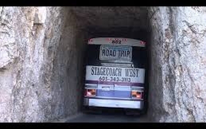 Tài xế siêu hạng lái xe chui qua khe núi chính xác từng milimet