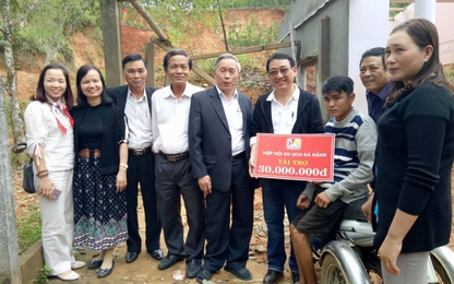 Hiệp hội Du lịch Đà Nẵng hỗ trợ tiền tết cho người dân vùng lũ