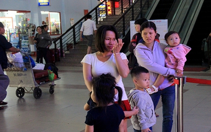 Lỡ tàu về quê, hành khách khóc như mưa tại ga Sài Gòn