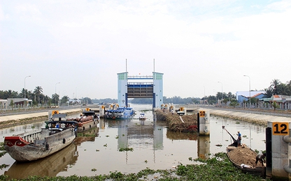 Giáp Tết ghe tàu ùn ùn qua âu tàu Rạch Chanh