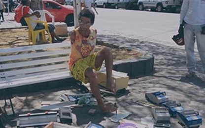 Người đàn ông không tay đi khắp Brazil bán ô tô đồ chơi