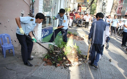 Cảnh đập bỏ các công trình lấn chiếm vỉa hè ở Tp Hồ Chí Minh