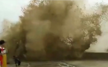 Cận cảnh sóng biển cao hơn 3 m, đánh sập bờ kè ở miền Tây