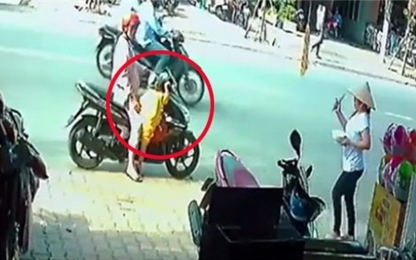 Trẻ con vặn ga xe máy - tai nạn từ bất cẩn của người lớn