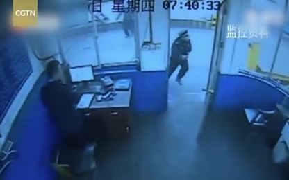 Liều mạng cứu đồng nghiệp trước xe tải mất phanh