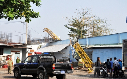 Cần cẩu đè sập dãy nhà trọ, nhiều người may mắn thoát chết