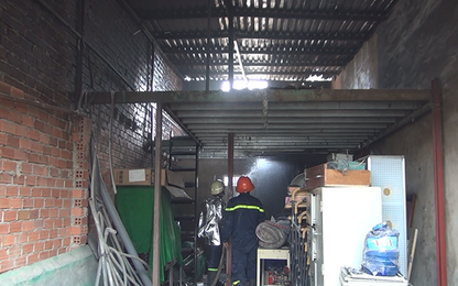 Xe tải bốc cháy, thiêu rụi 3 nhà dân, cả khu phố náo loạn