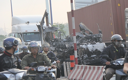 Xe đầu kéo bốc cháy dữ dội, tài xế bung cửa thoát nạn