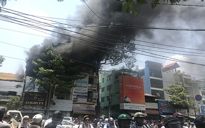 Cháy lớn tại căn nhà 3 tầng, nhiều người mắc kẹt được giải thoát