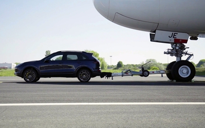 SUV thể hiện màn kéo máy bay cỡ lớn