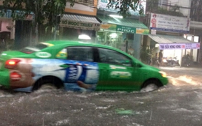 TP.HCM mưa lớn đường biến thành sông