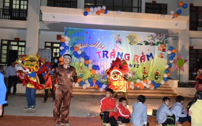 Mang vầng trăng yêu thương đến các bản vùng cao