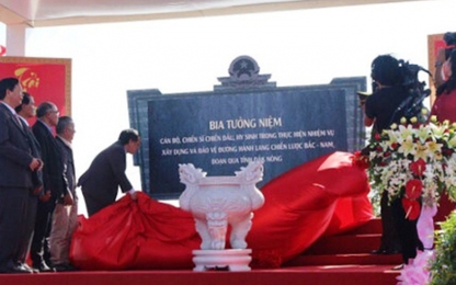 Đặt bia tưởng niệm chiến sỹ bảo vệ đường Hồ Chí Minh huyền thoại