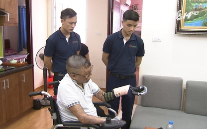 Cánh tay mới của chiến sĩ trong vụ rơi máy bay ở Hòa Lạc