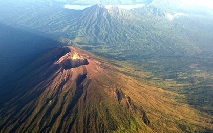 Hành khách bị bỏ lại sân bay vì núi lửa Bali phun trào