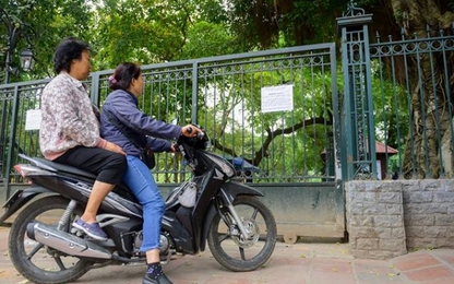 Bãi xe ở Văn Miếu dừng hoạt động, du khách ngơ ngác