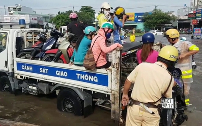 CSGT điều xe công vụ chở dân qua khỏi điểm ngập triều cường ở TP.HCM