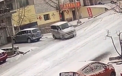 Pha đỗ xe gọn không tưởng trên dốc trơn