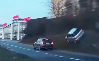 Hai ôtô hích nhau bay lên đồi như phim tốc độ