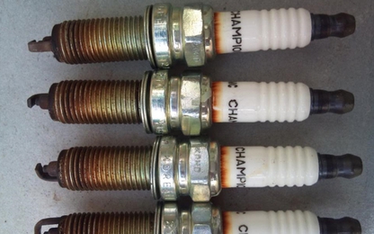 Nhìn màu bugi, bắt bệnh động cơ ô tô