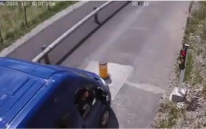 Trụ sắt chọc thủng gầm ôtô vượt đèn đỏ-biện pháp mạnh trị tài xế ẩu