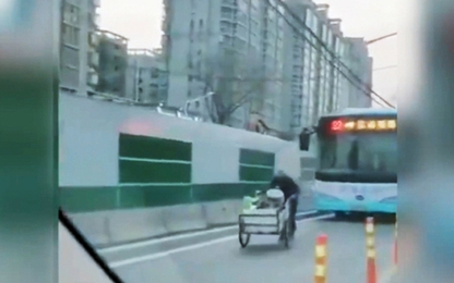 Chậm rãi đi sau cụ già, tài xế xe buýt gây xúc động