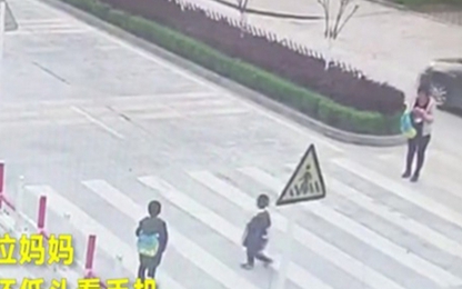 Mẹ mải xem điện thoại, con trai bị ôtô đâm trúng