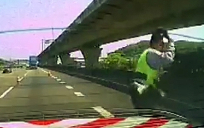 CSGT Trung Quốc bỏ chạy khi xe container lao tới không phanh