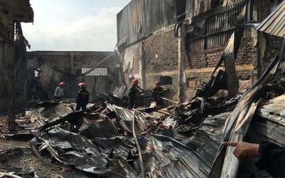 TP.HCM: Bà hỏa thiêu rụi xưởng phế liệu