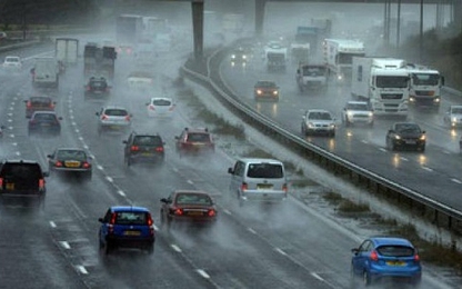 10 “nhớ” để lái xe an toàn trong trời mưa lớn