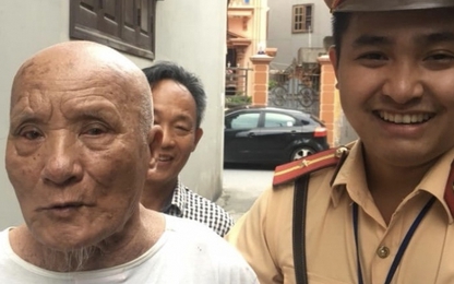 CSGT Hà Nội đưa cụ ông đi lạc 20km về nhà