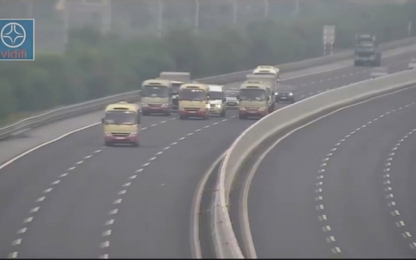 Chưa có chế tài xử phạt ôtô đi dàn hàng ngang trên cao tốc