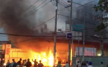 Cháy cây xăng hành khách hoảng loạn tháo chạy