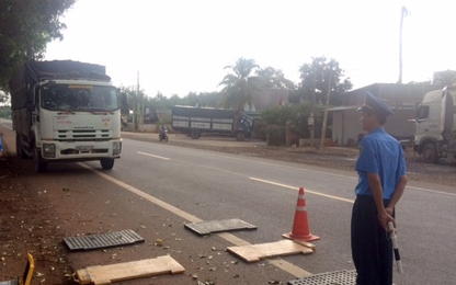 Thanh tra giao thông Cục IV đột xuất kiểm tra xử phạt xe quá tải