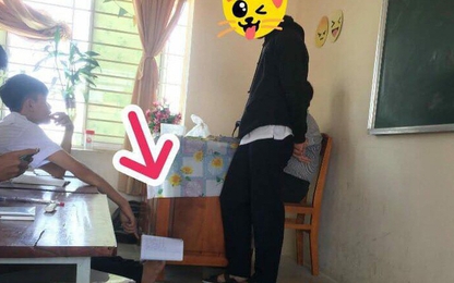 Qua mặt giáo viên bằng cách không tưởng chỉ để nhắc bài bạn