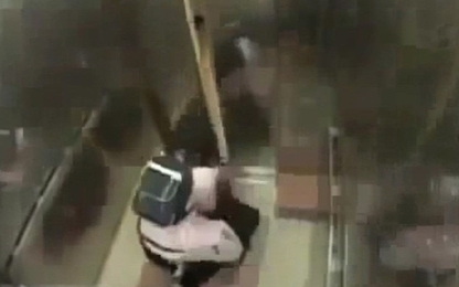 Bé gái nhanh như chớp hạ gục "yêu râu xanh" trong thang máy