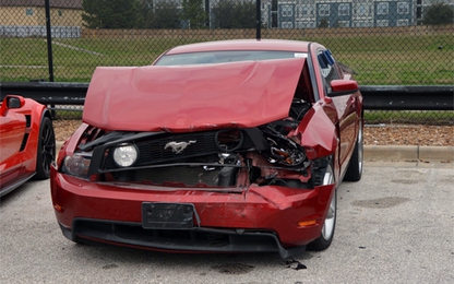 Nhóm thiếu niên chơi trò phá xe ở đại lý, thiệt hại 800.000 USD