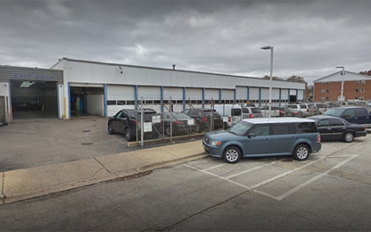 Hai nhân viên đại lý lấy ôtô của khách dạy nhau lái số sàn