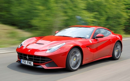 Siêu xe Ferrari nát bét sau khi đâm vào rào chắn trên đường cao tốc