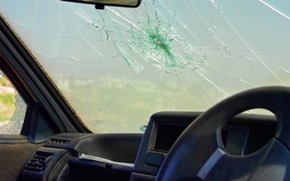 “Khóc hết nước mắt” với những viên đá “ bay” trên đường