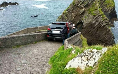 Ôtô kẹt cứng vì tài xế cố đi vào đường dành cho người đi bộ