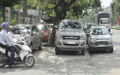 Đúng sai việc đậu xe trên vỉa hè