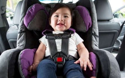 Trẻ bao nhiêu tuổi thì có thể lên ghế trước ngồi?